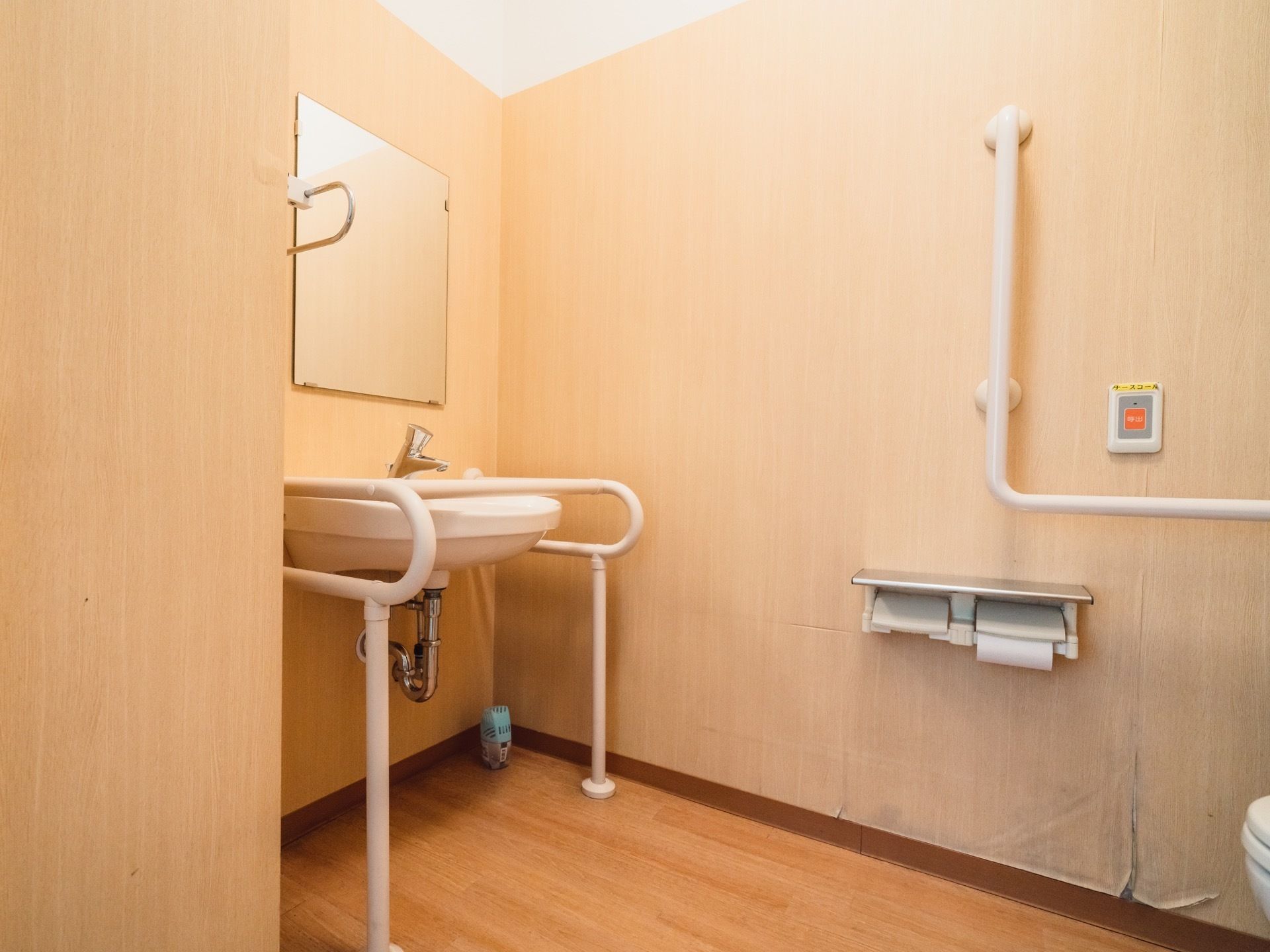 トイレには手洗い場も備わっているので、１ヵ所で用事を済ますことができる。手すりや緊急ブザーが壁に取り付けられている。
