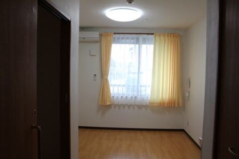 家具がない状態の、エアコン付きの一人暮らし向きワンルーム