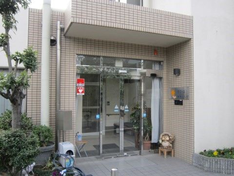 全面ガラスで見通しが良い両開き自動扉の施設エントランス