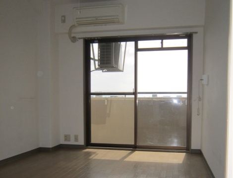 個室には大きな窓があり、外の光が差し込み、明るい室内となっている。エアコンが設置してあり温度調整が可能である。