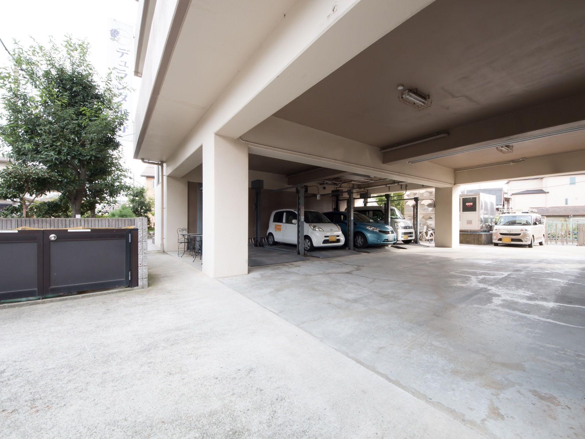 施設の駐車場である。建物の1階一部分に設けられている。出入り口が広いので、楽に入出場できる。屋根もあるので雨の日も濡れない。