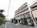 当施設は大通りから一本入った閑静な住宅街に位置している。建物は五階建てで、一階が駐車場になっている。