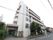 白い壁で５階建ての建物は、１階部分が駐車場になっている。玄関から始まり、居室や浴室に至るまで全てバリアフリー構造となっている。