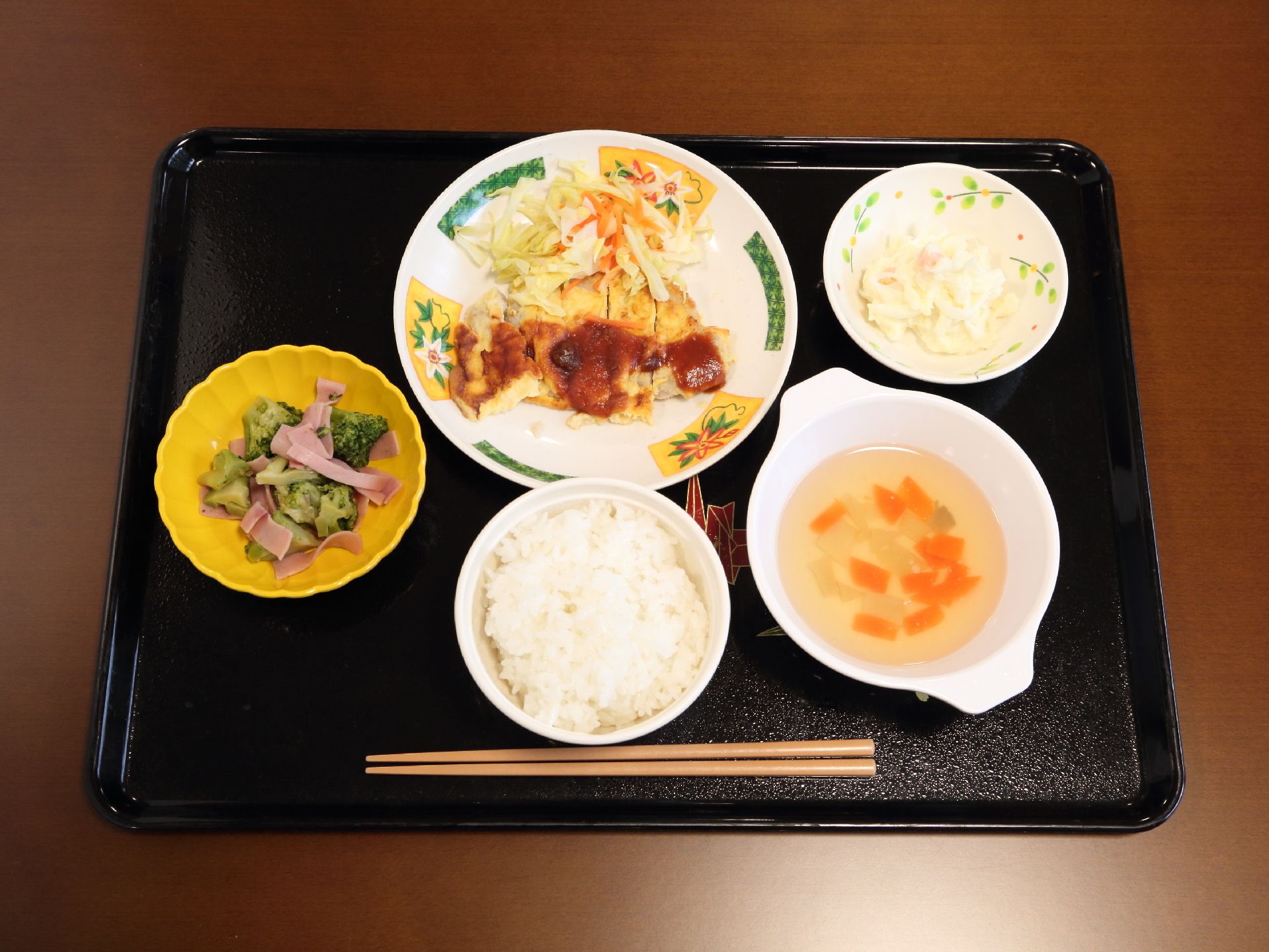 施設内で提供されている食事は、ポテトサラダにブロッコリーにお肉など、さまざまなメニューを取り入れている。