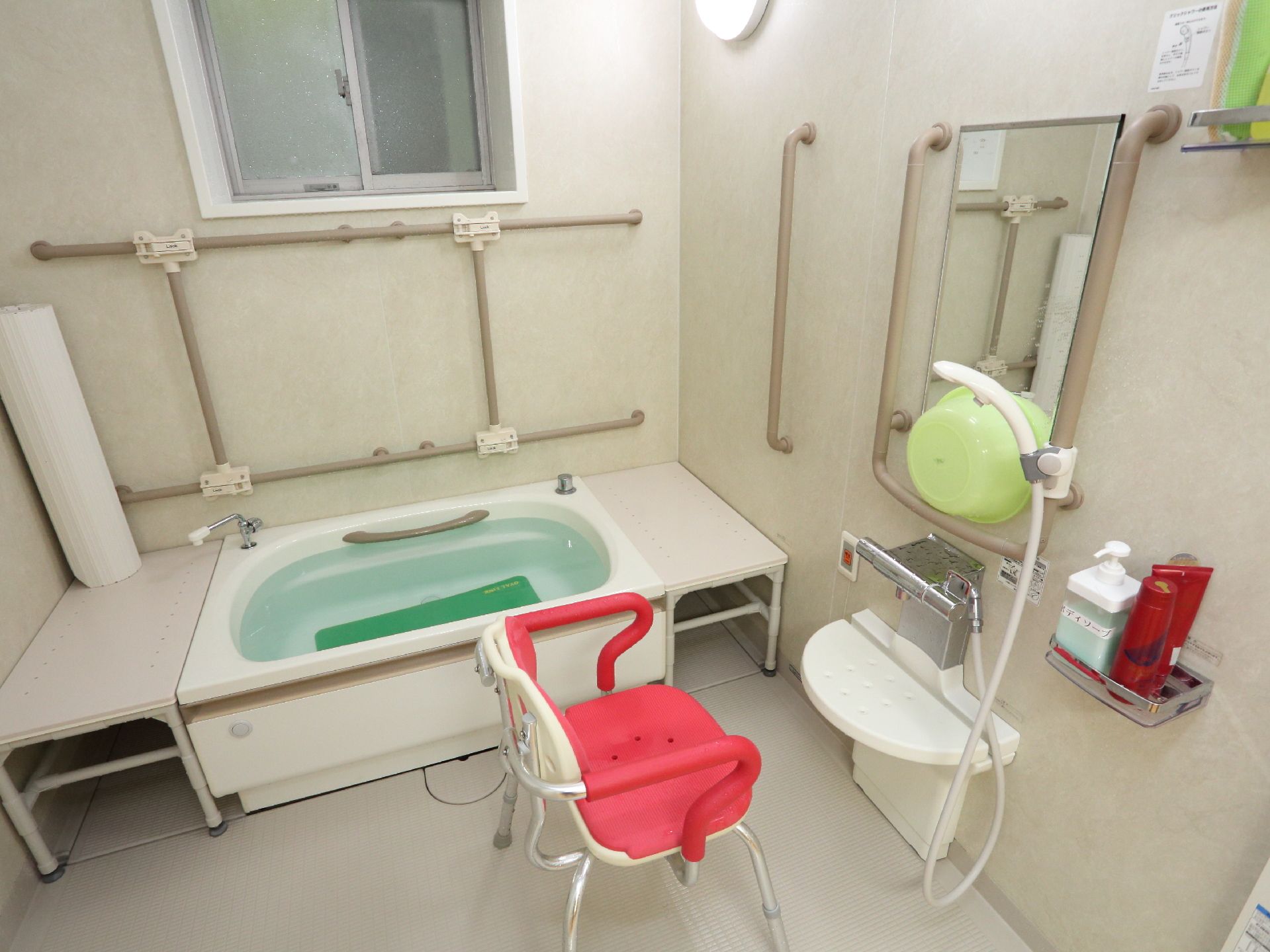 個室のバスルームにはバスタブを設置している。また壁には手すりがあり、洗い場には腰掛けるためのイスが用意されている。