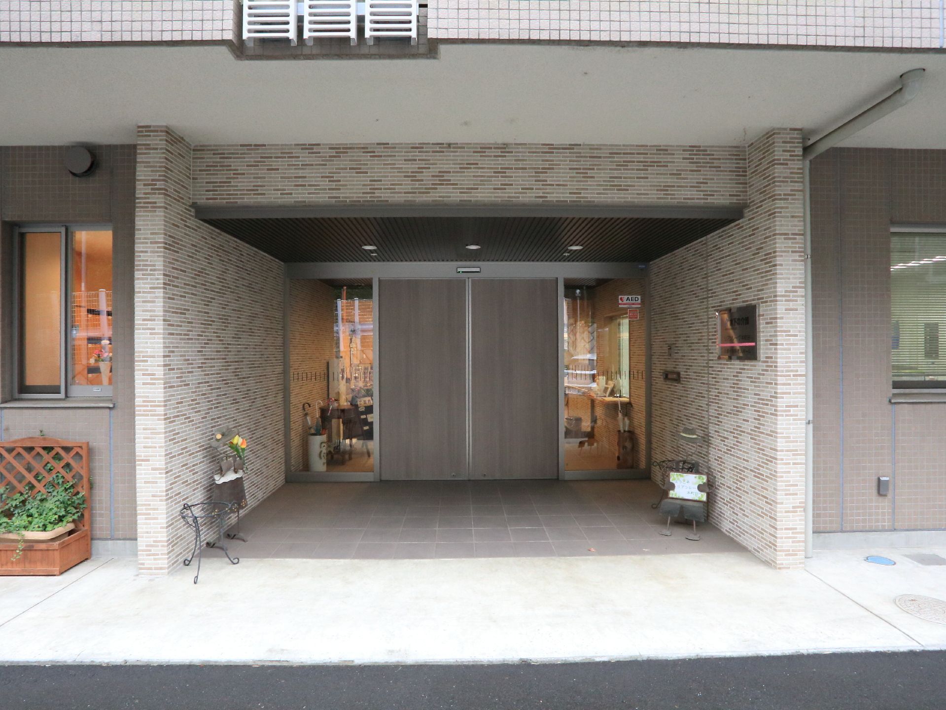 エントランスには広々とした乗降スペースを用意しています。また自動ドアの先には風除室があり、受付が設置されている。