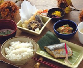 天ぷら盛り合わせと焼き魚とご飯と味噌汁のセット