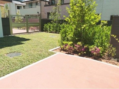 「リアンレーヴ小平」の中庭。芝生の感触が気持ちいい。