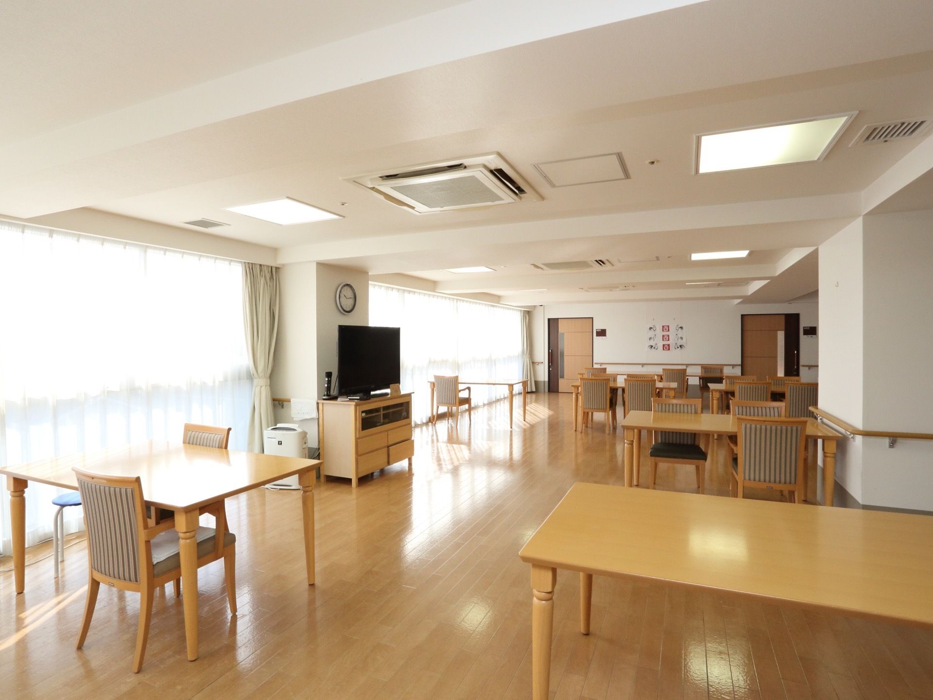 テレビが置かれている食堂である。広いスペースを確保して、ゆったりとした空間となっている。明るく開放的な室内となっている。