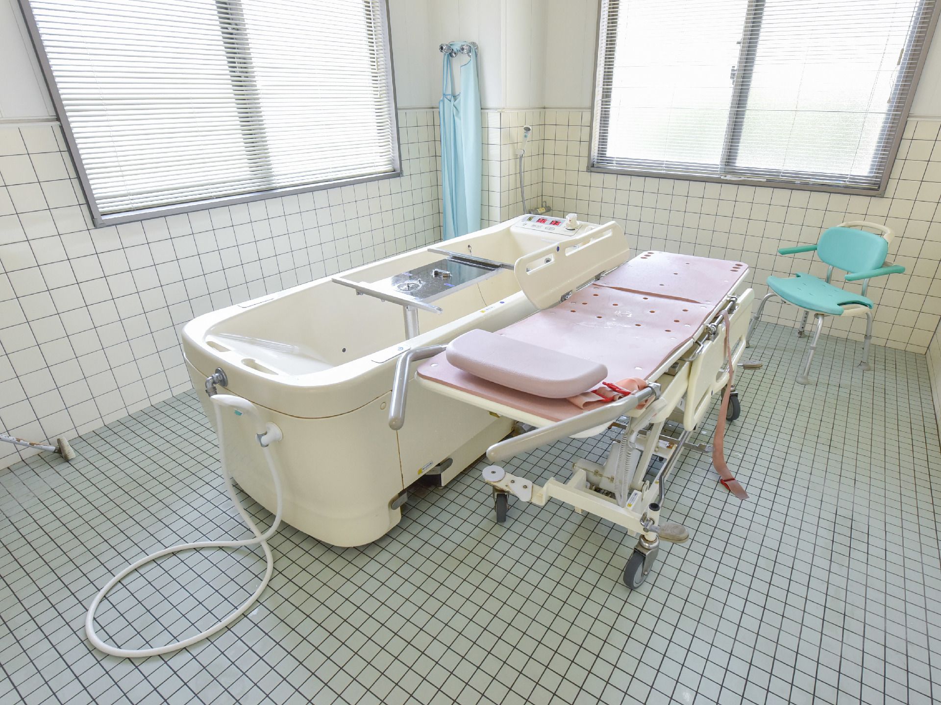 機械浴室には、窓が2面設置されている。ゆったりとした広い空間になっていて、介護が必要な方でも入浴を楽しむことができる。