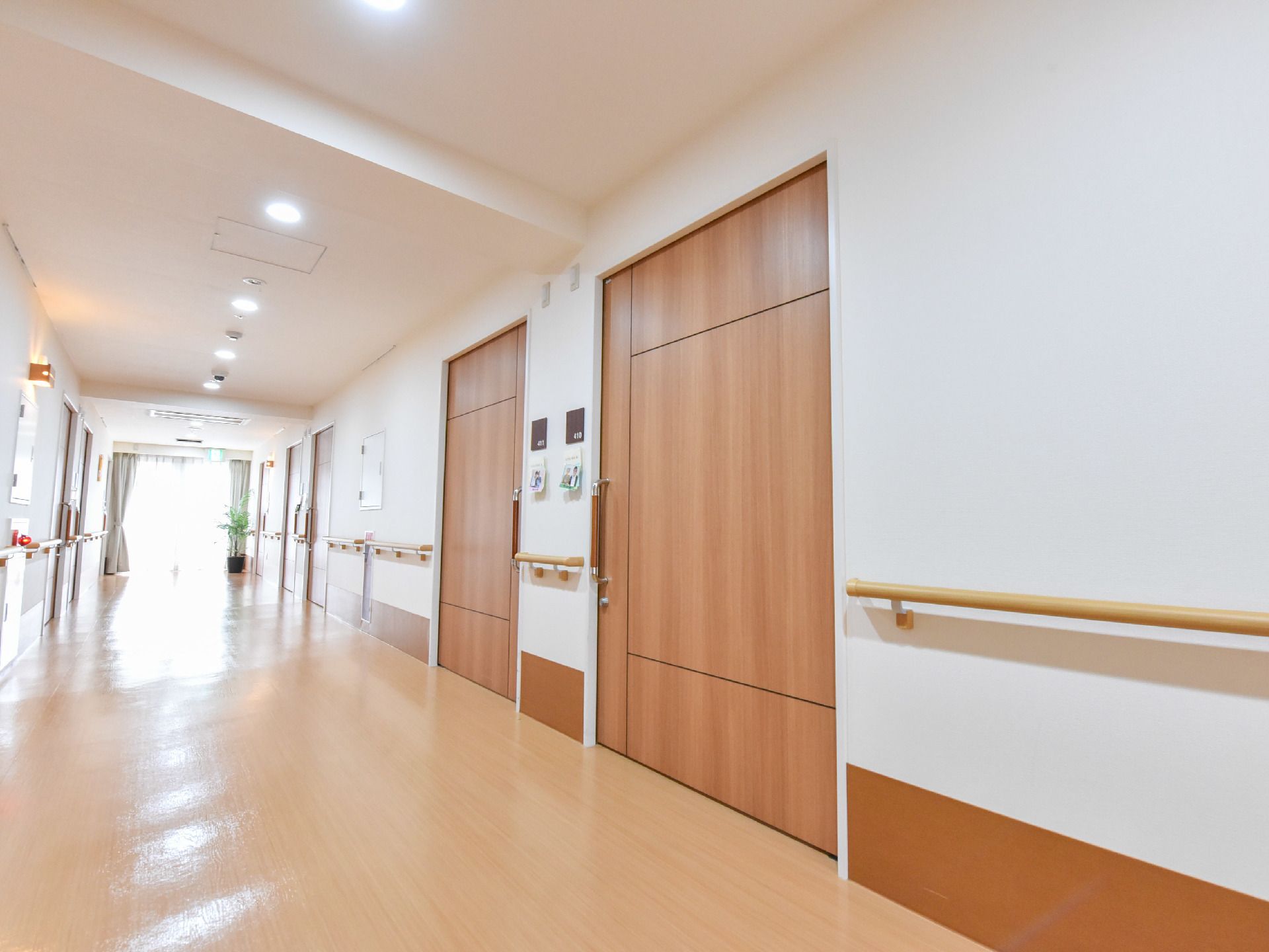広々としたベージュ色の床は、バリアフリー設計である。白い壁には手すりも付いていて、安全面に配慮した造りとなっている。
