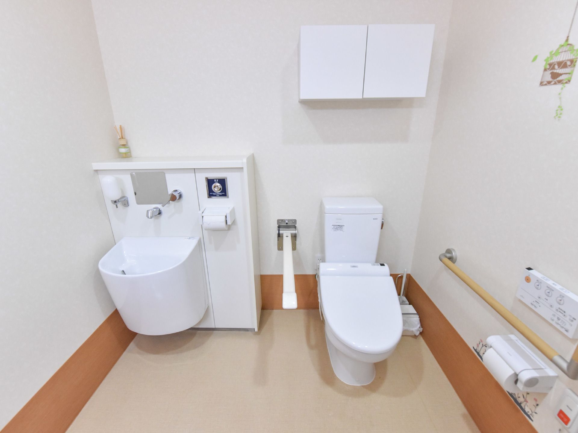 トイレの内装は、ホワイトでまとめられたデザインになっている。隅々まで丁寧に清掃されていて、清潔な空間となっている。