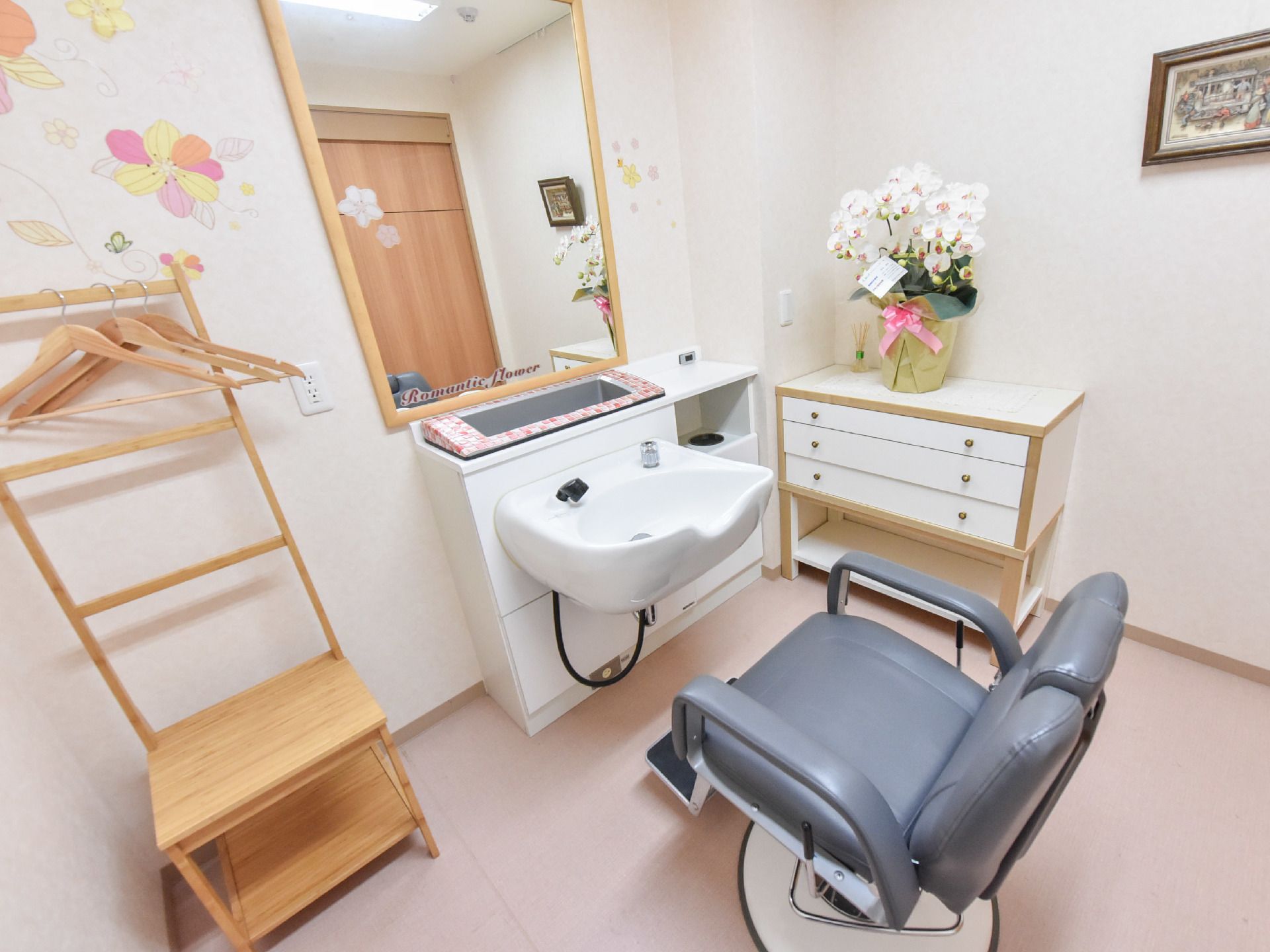 施設内には散髪のできるスペースがある。美容院のように大きな椅子が設けられており、目の前には鏡があり、そのまま頭を洗えるようになっている。
