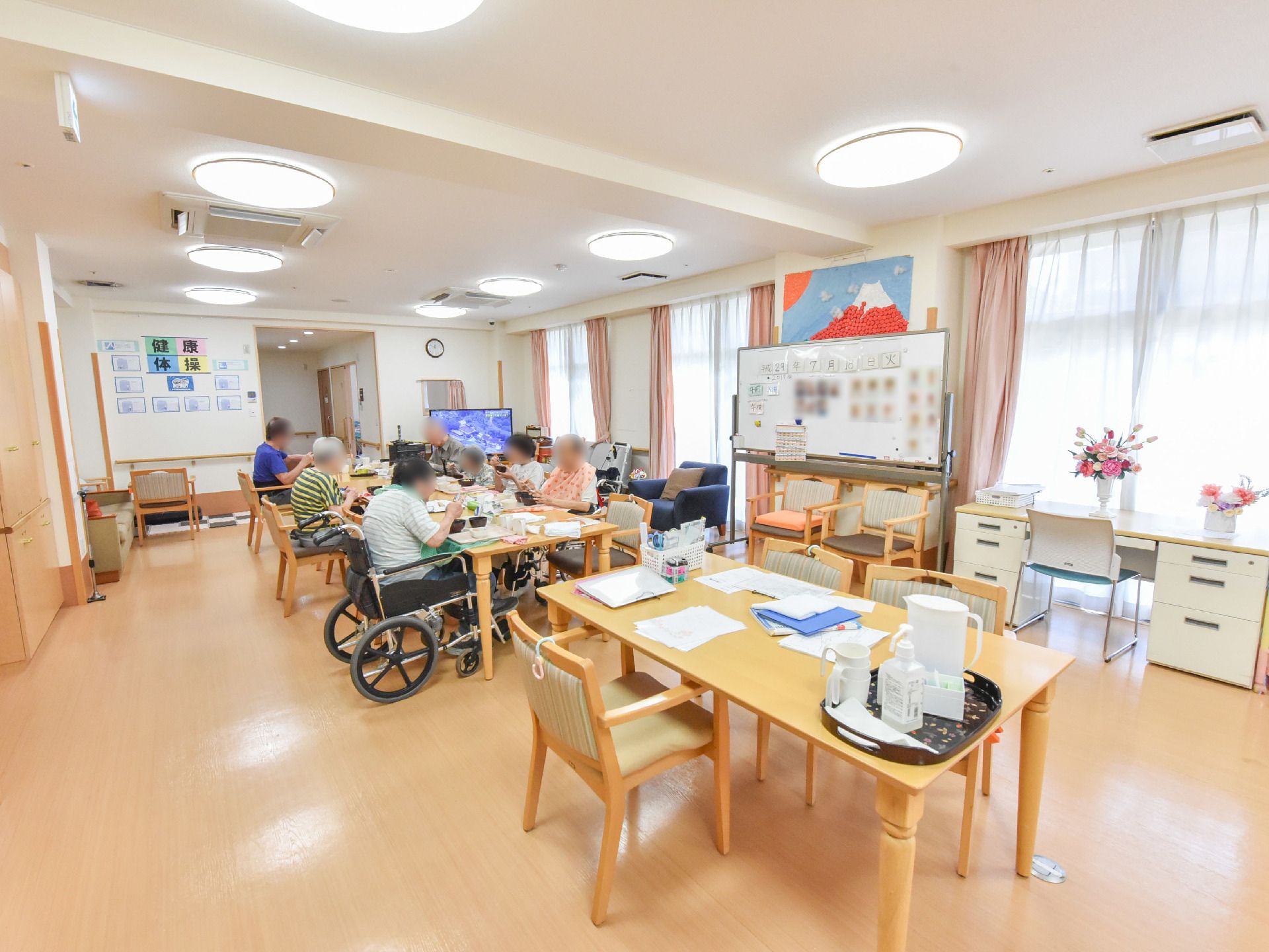 食堂は、ライトブラウンでまとめられた落ち着いたデザインとなっている。バリアフリー仕様の床で、車椅子でも安心である。