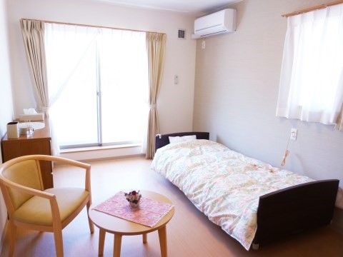 リアンレーヴ松戸の外観。大きくしっかりとした介護向け設計の当施設は、毎日多くの入居者様が楽しく、いきいきとお過ごしになられています。