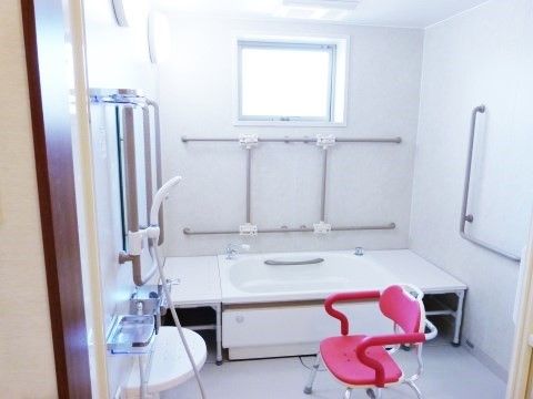 リアンレーヴ松戸の個浴室。それぞれの介護状況に合わせた設備環境をご用意しております。