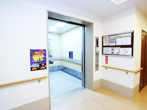 リアンレーヴ松戸のエレベーター。ストレッチャーのまま入ることが出来るエレベーターは緊急時にも迅速なご対応を可能にしています。