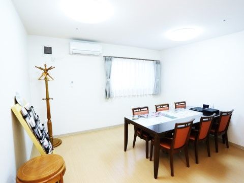 リアンレーヴ松戸の相談室。人に聞かれたくないことや、スタッフへのご相談などを気兼ねなくお話して頂ける個室となっております。