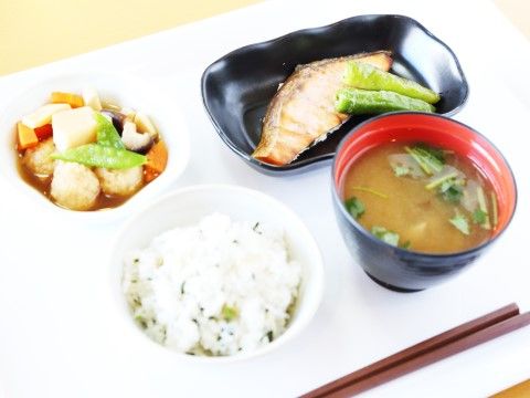 リアンレーヴ松戸の食事。いつまでも元気にお過ごしいただけるよう栄養士指導の下での献立を作成しております。