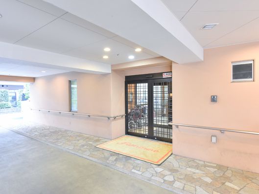 車寄せと入り口