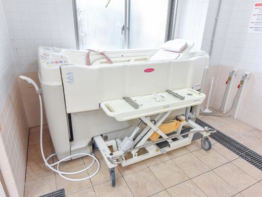 機械浴浴槽とリフト