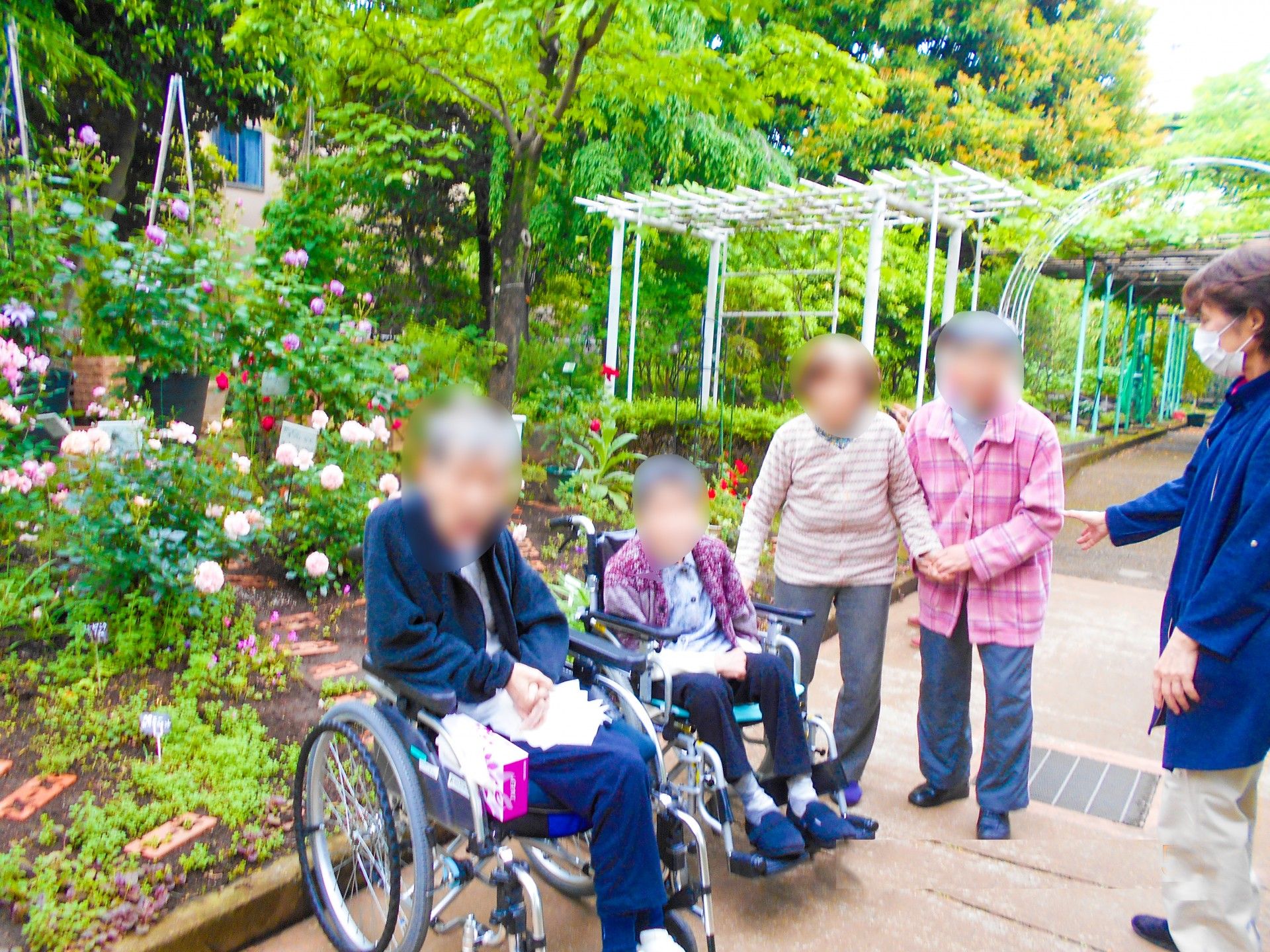 個室には介護用ベッド、トイレ、洗面台、エアコン、緊急コールのほか、電話線、モジェラージャック、カーテン、照明設備も付いている。