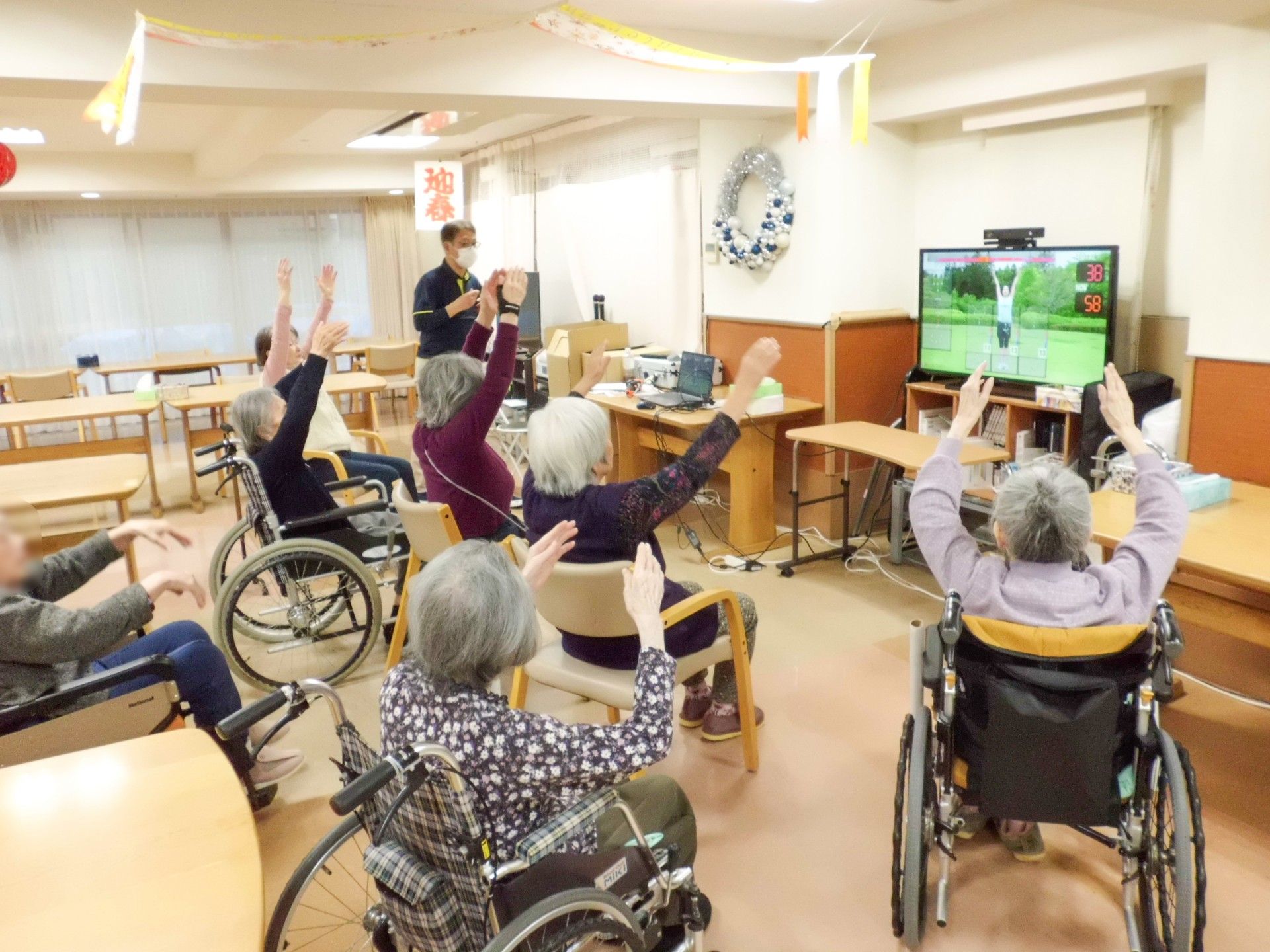 椅子に座る利用者のレクリエーション