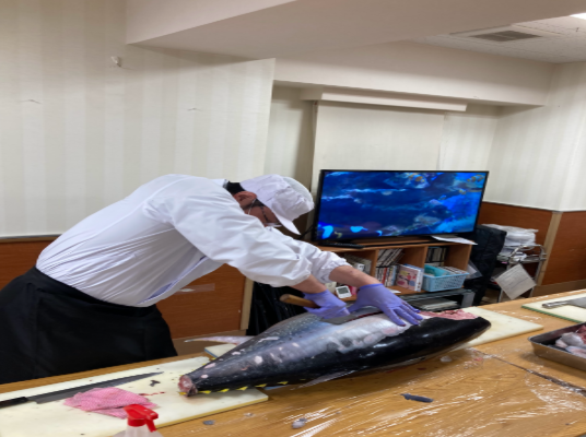 玄関には下駄箱があり、靴を着脱するための椅子も用意されている。反対側には手すりがあり、歩行困難な人には安心。