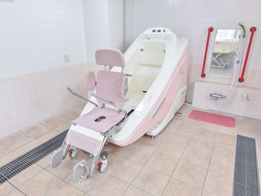 機械浴と浴室チェア