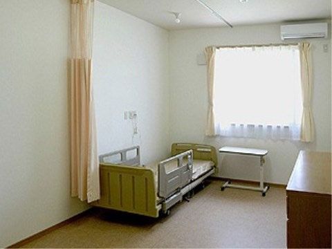 居室にはベッドとキャビネットが設置されている。ベッドの上で食事を取る際に用いる、キャスター付きのテーブルもある。