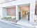 建物の入口部分には門扉が付いており、建物中に入る入口へと続いている。建物正面左側の壁には施設名が入っている。