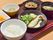 管理栄養士が計算し、調理専門のスタッフが施設内の厨房で作っている食事。365日3食ともにそれを行っているので、利用者の人気も高い。