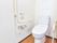 個室内のトイレは、1人で使用するのにも不安がないように手すりが設置してある。さらに緊急時の呼び出しボタンもあるので、体調不良時も安心。
