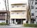鉄筋コンクリート3階建ての建物。外壁は周りとの調和を考えたクリーム色。施設玄関は道路側に面している。