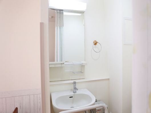 個室内の洗面台