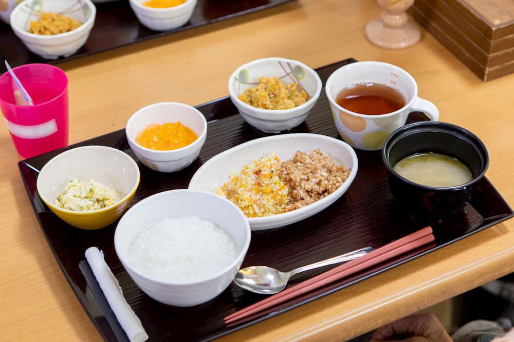 ご飯や味噌汁と食べやすく刻んだおかずのセット