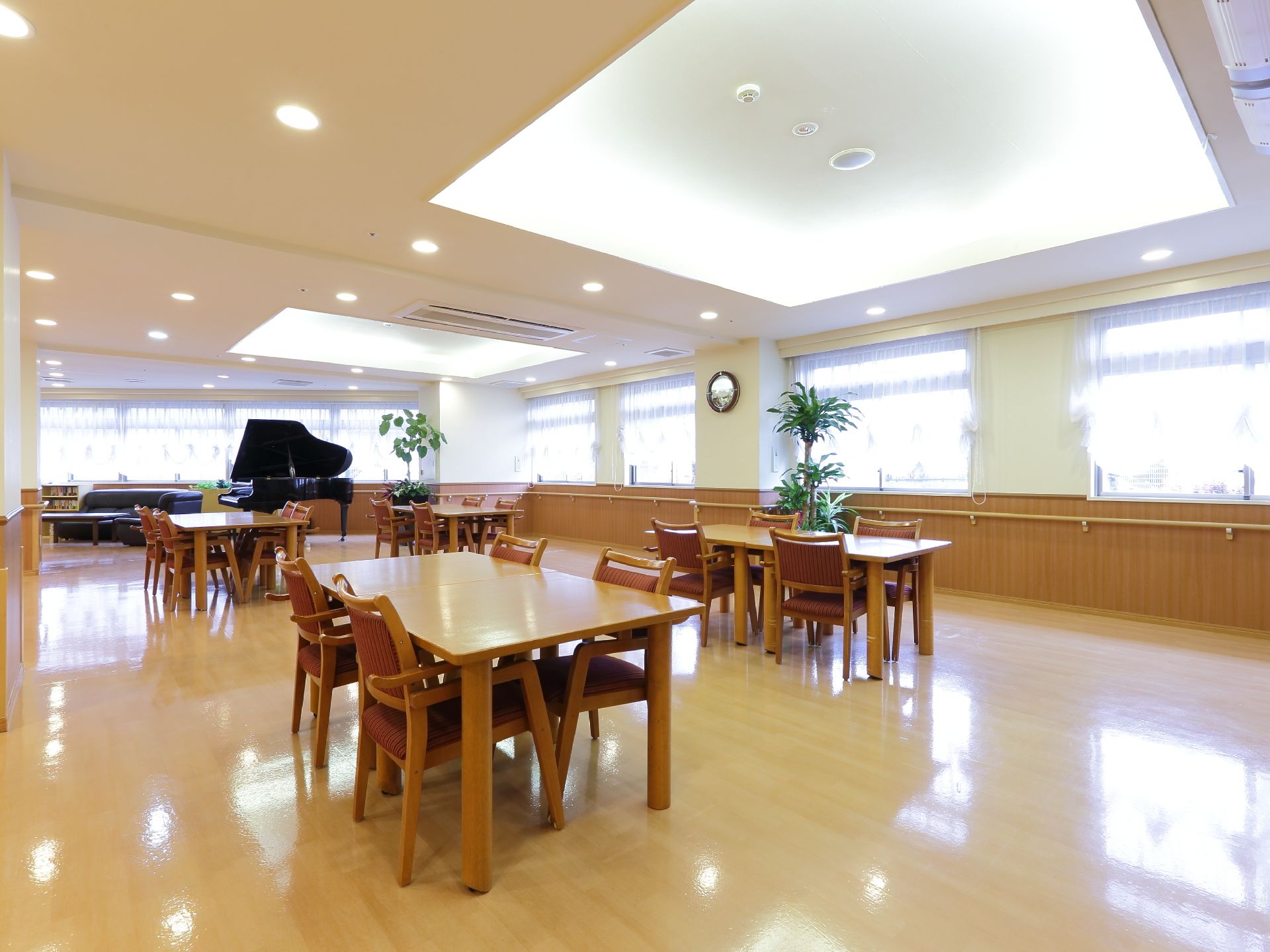 食堂全景。ゆったりと空間を使うように、椅子とテーブルが1セットずつ距離を置いて置かれている。車椅子の利用者もストレスなしに動ける。