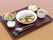 できたての温かい料理を、施設内の厨房で専任スタッフが作ってくれる。それも365日毎食厨房で手作りする。