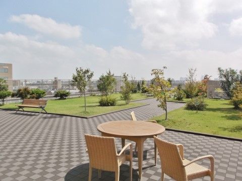 「アンサンブル大宮日進」の屋上庭園。庭園を設けている。