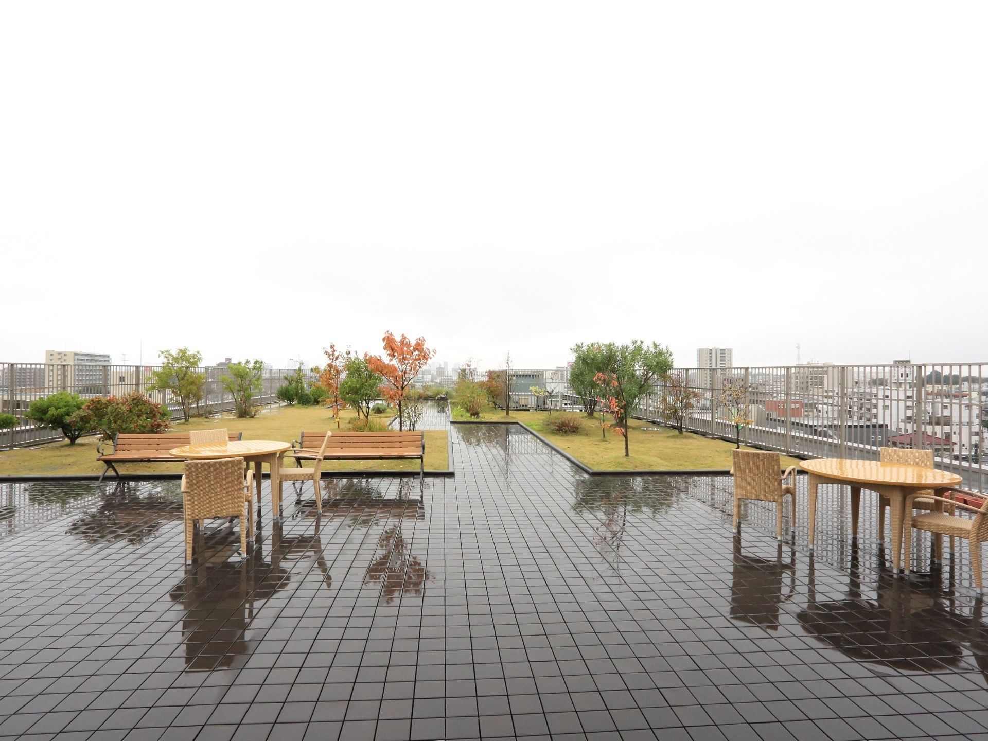 屋上に広々とした庭園がある。たくさんの木々が植えられており、自然に触れることができる。開放的な空間でリラックスできる。