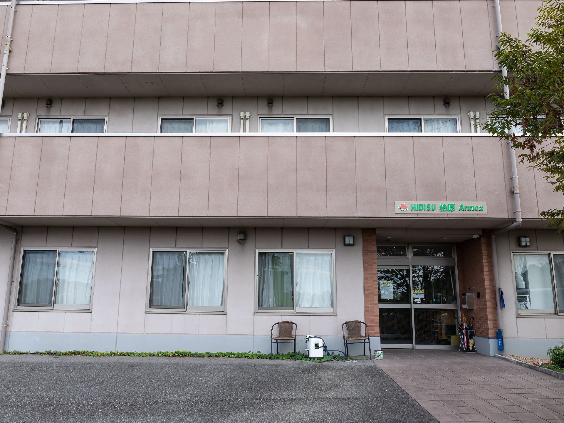 バリアフリー化され、段差がすべて解消されている施設の玄関