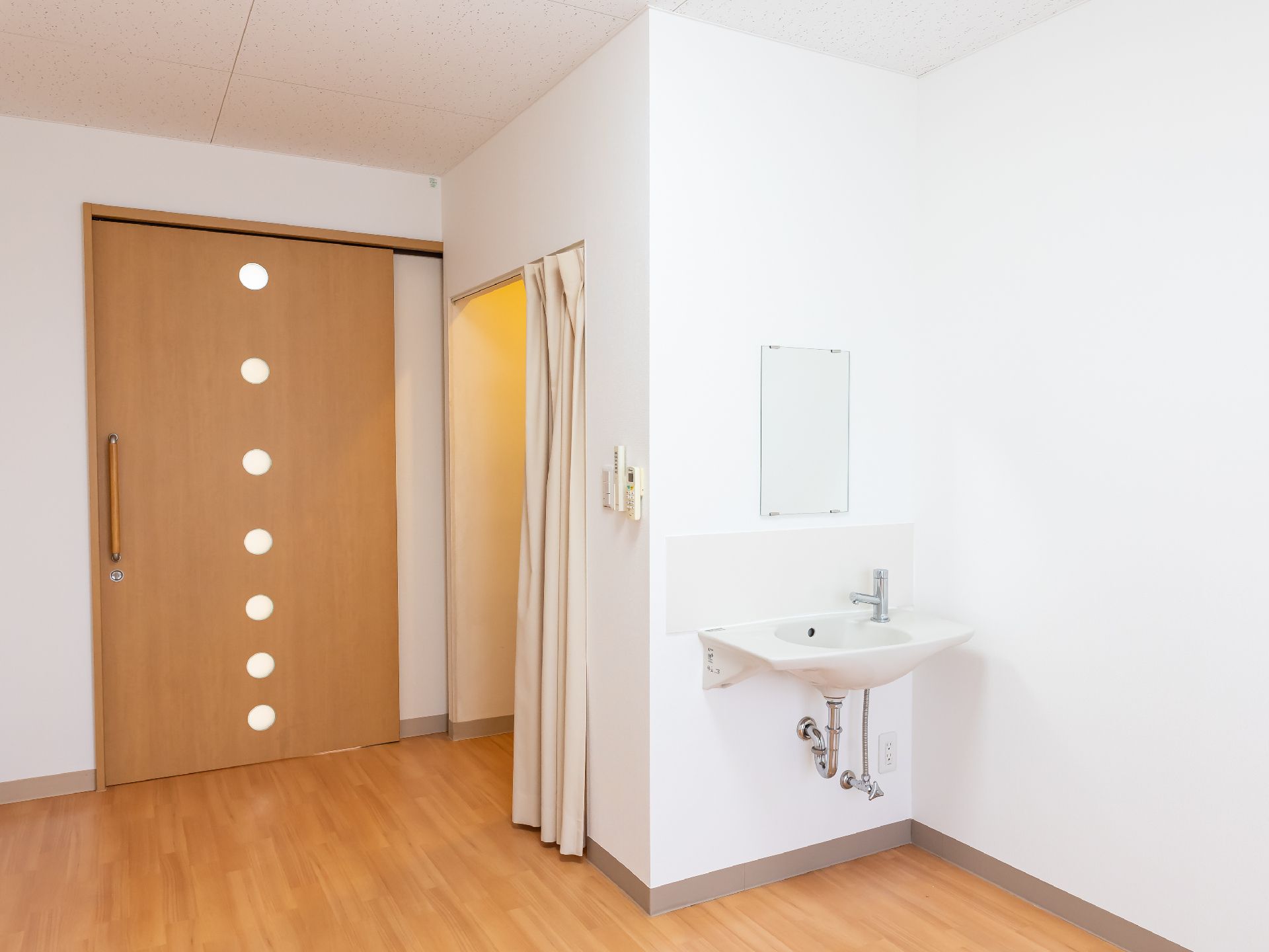 洗面台やトイレが設置された居室