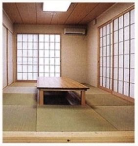障子、ふすま、琉球畳と大きな掘りごたつテーブルがある和室