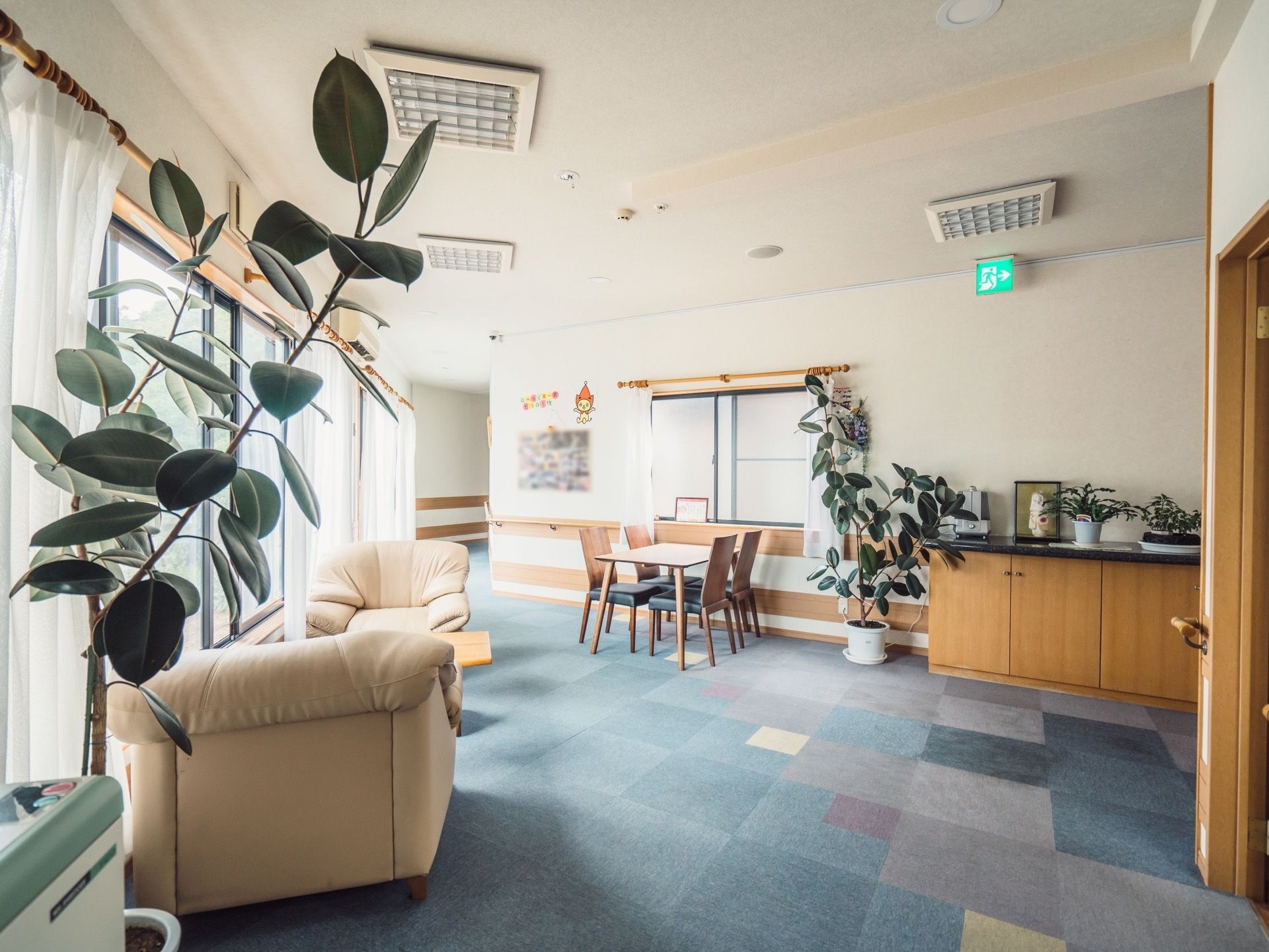 ロビーには大きな窓があり日当たりもよく、観葉植物が置かれている。テーブルやソファがあるので、面会の場としてご利用いただける。