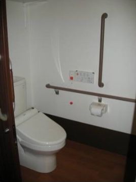 居室内にはトイレを完備している。温水洗浄便座なので冬でも便器が温かく、いつも衛生的で便利に使用ができる。