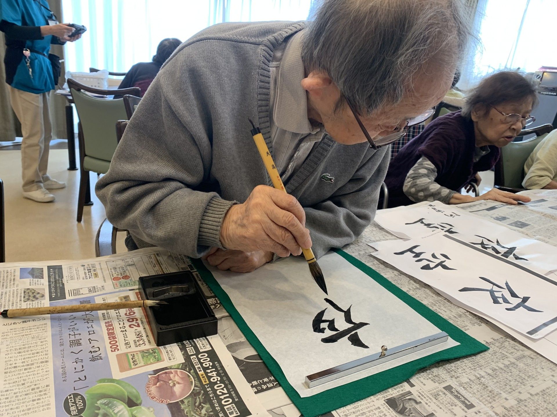 書道を楽しむ高齢者