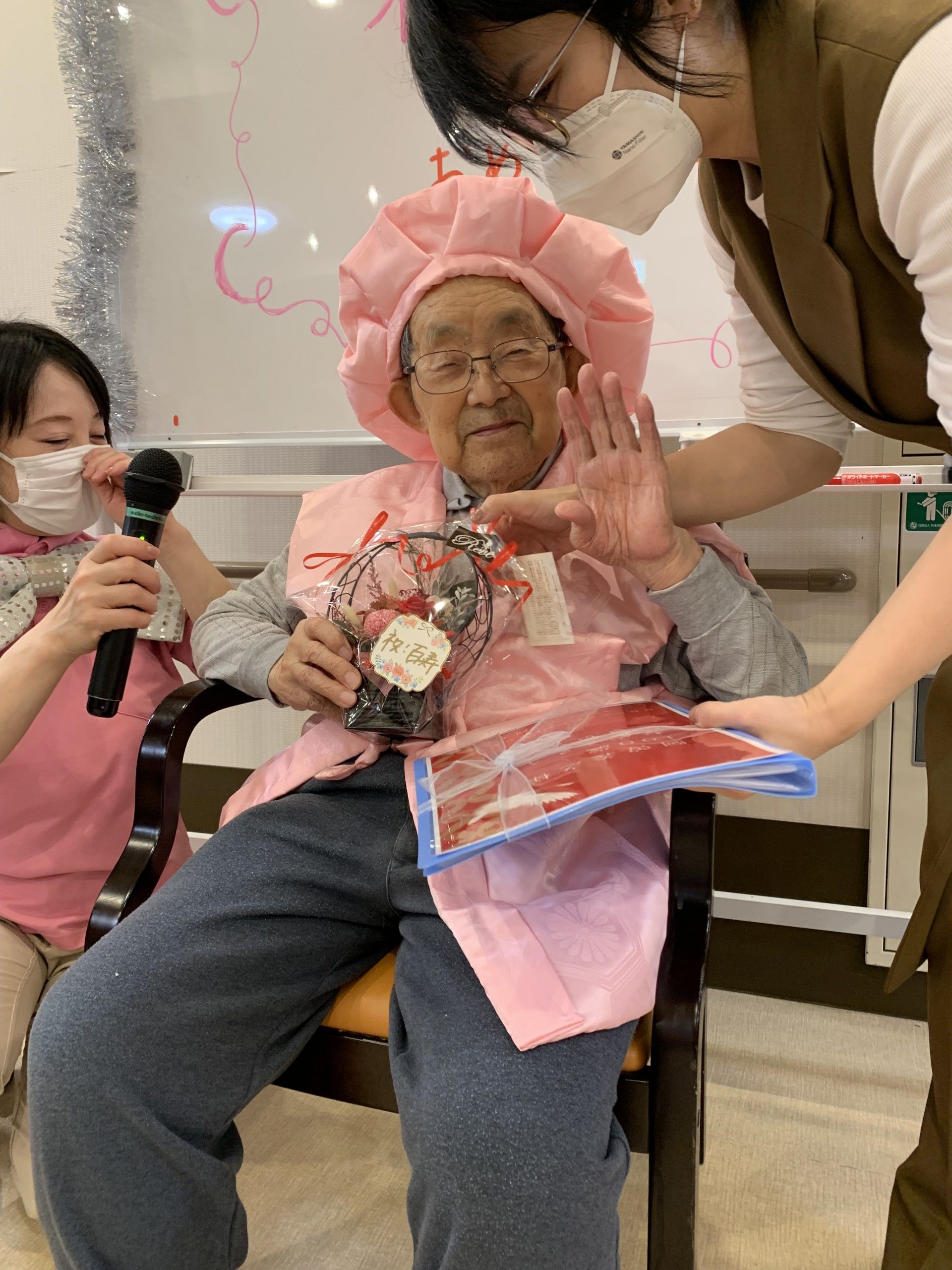 笑顔のお祝いの様子