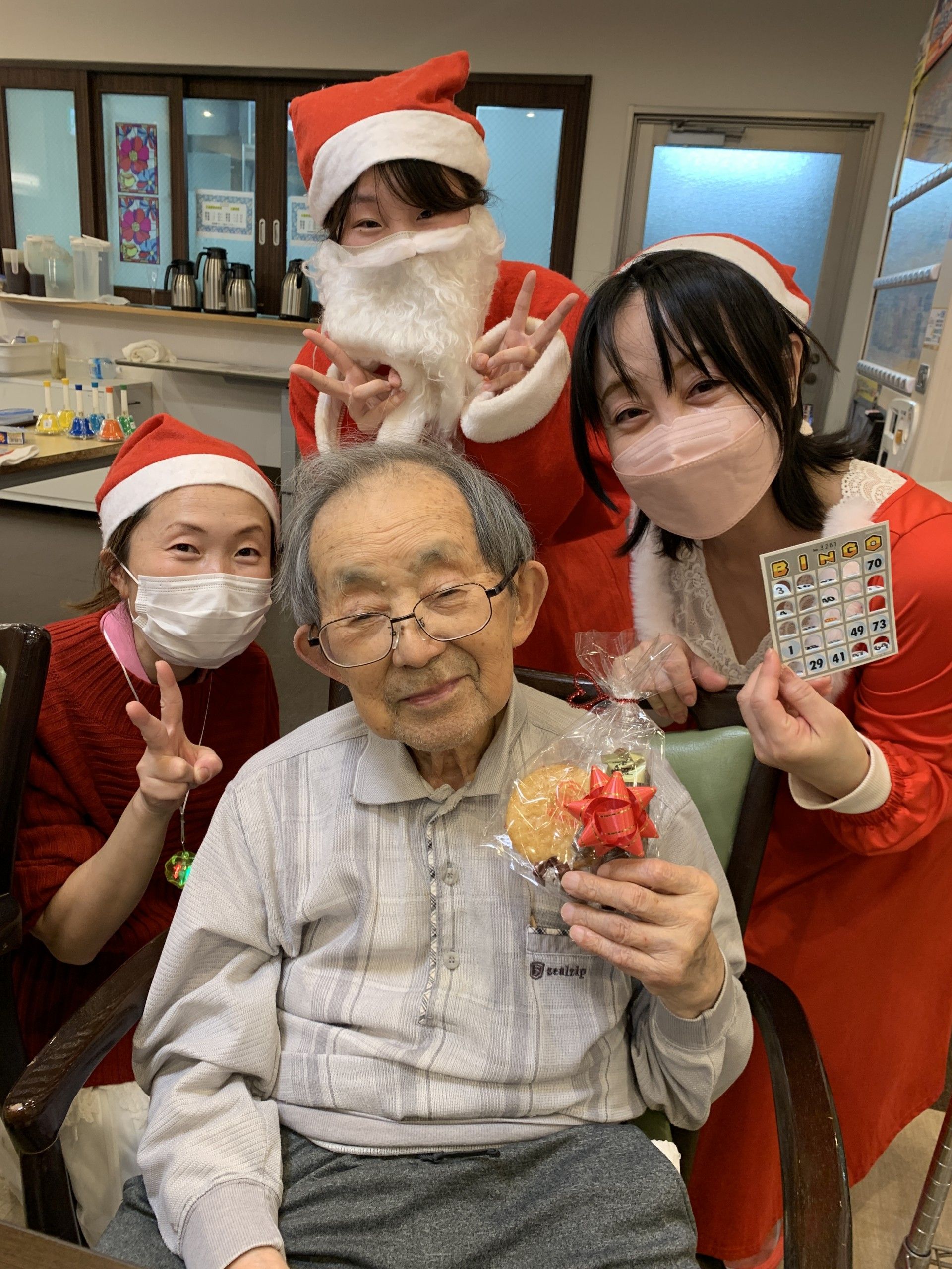 サンタ姿の職員と利用者