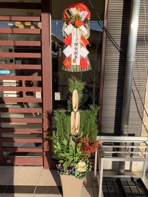 正面玄関　門松を飾りました。
