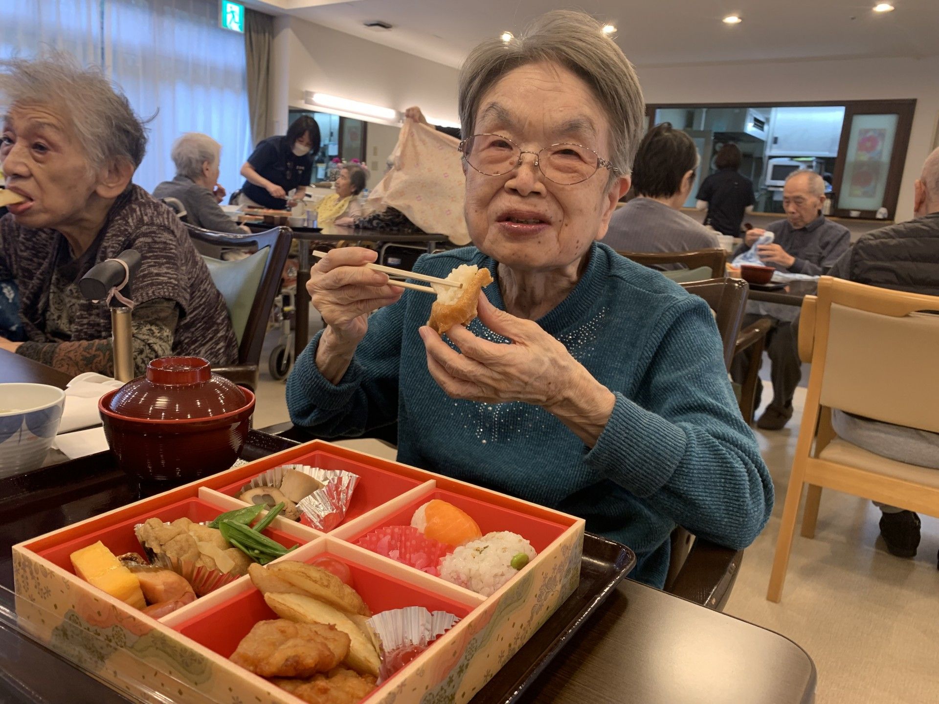 食事を楽しむ高齢者の様子